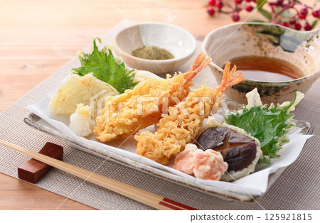 Assorted tempura (shrimp, shiitake mushrooms, carrots, onions, shiso leaves) 125921815