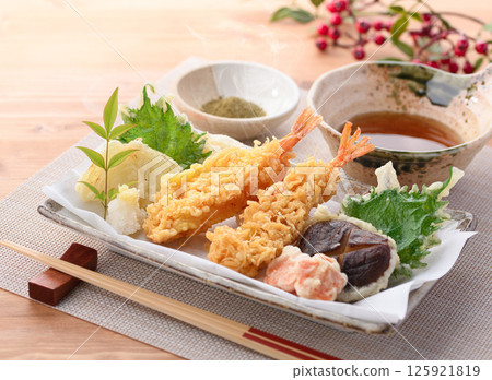 Assorted tempura (shrimp, shiitake mushrooms, carrots, onions, shiso leaves) 125921819