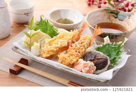 什錦天婦羅(蝦、香菇、胡蘿蔔、洋蔥、紫蘇葉) 什錦天婦羅(蝦、香菇、胡蘿蔔、洋蔥、紫蘇葉) 125921821