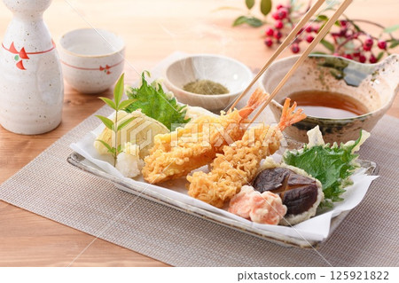 什錦天婦羅(蝦、香菇、胡蘿蔔、洋蔥、紫蘇葉) 什錦天婦羅(蝦、香菇、胡蘿蔔、洋蔥、紫蘇葉) 125921822