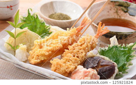 Assorted tempura (shrimp, shiitake mushrooms, carrots, onions, shiso leaves) Assorted tempura (shrimp, shiitake mushrooms, carrots, onions, shiso leaves) 125921824
