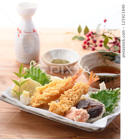 Assorted tempura (shrimp, shiitake mushrooms, carrots, onions, shiso leaves) 125921840