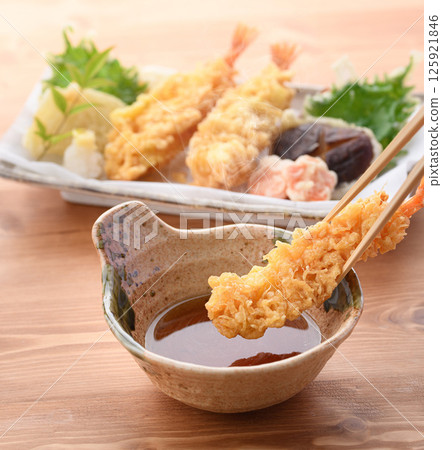 Assorted tempura (shrimp, shiitake mushrooms, carrots, onions, shiso leaves) 125921846