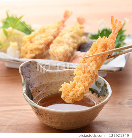 Assorted tempura (shrimp, shiitake mushrooms, carrots, onions, shiso leaves) Assorted tempura (shrimp, shiitake mushrooms, carrots, onions, shiso leaves) 125921849