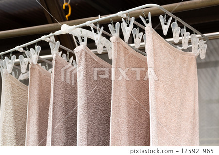 晾在屋簷下的洗衣毛巾 125921965
