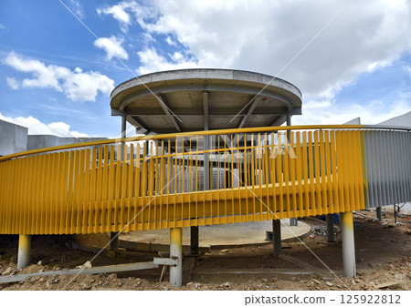 A large and impressive modern building is under construction. 125922812