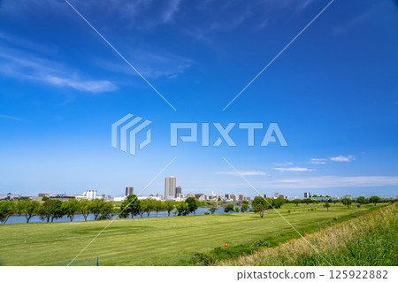 A view of the blue sky from Matsudo Yagiri 125922882