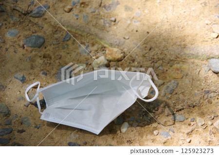 面具掉在地上 125923273