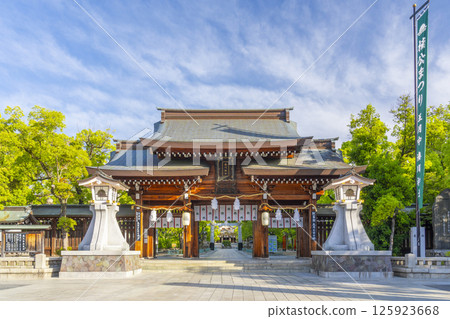 Minatogawa Shrine - The magnificent main gate 125923668