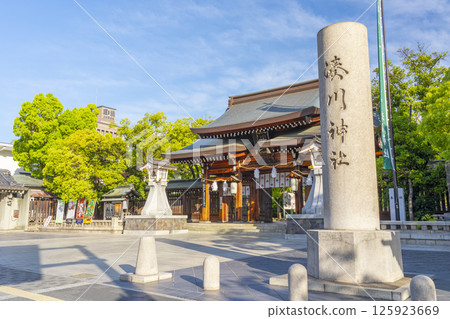 Minatogawa Shrine: The magnificent main gate and shrine sign 125923669