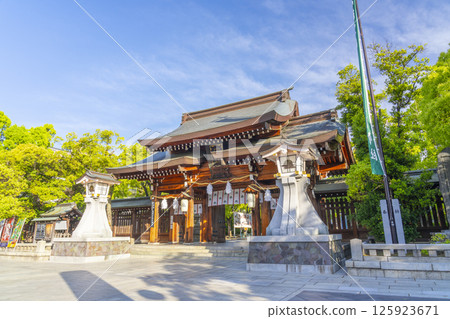 Minatogawa Shrine: The magnificent main gate and shrine sign 125923671