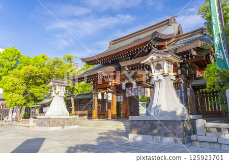 湊川神社：雄偉的正門 125923701