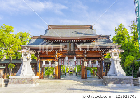 Minatogawa Shrine - The magnificent main gate 125923703