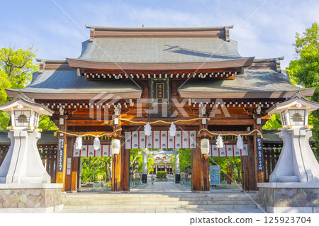 Minatogawa Shrine - The magnificent main gate 125923704