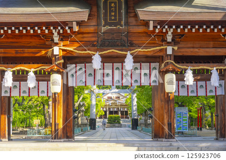 湊川神社 - 從令人印象深刻的表新門望去的神社主建築 125923706