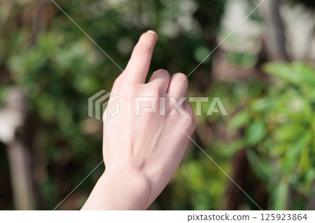 自然光下的女人的指尖 125923864