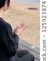 一位身穿西裝的年輕女子正在合上記事本 125923874