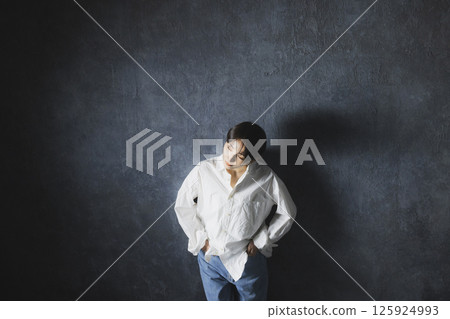 A woman with a white shirt 125924993