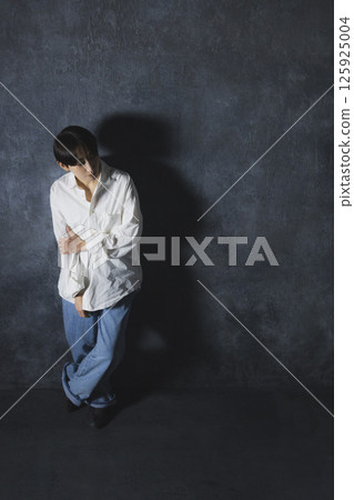 一個穿白襯衫的女人 125925004