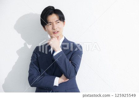 一個男人思考 125925549