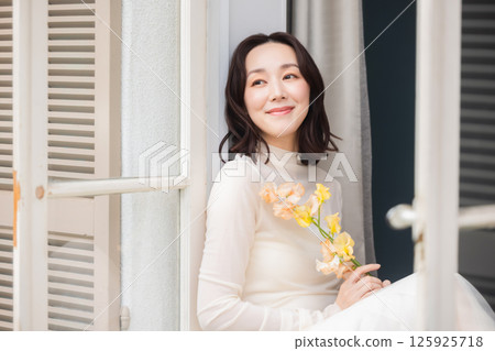 有花的一名婦女 125925718