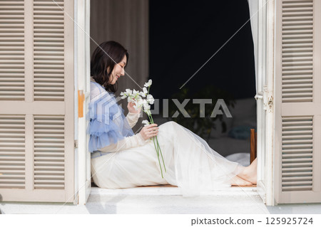 有花的一名婦女 125925724