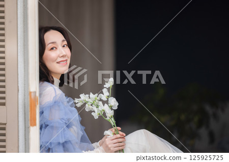 有花的一名婦女 125925725