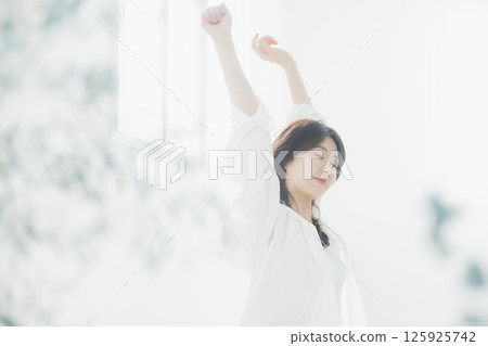 Young woman relaxing in the living room 125925742