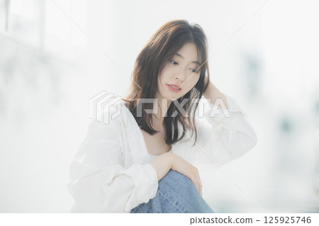 年輕女子在客廳放鬆 125925746