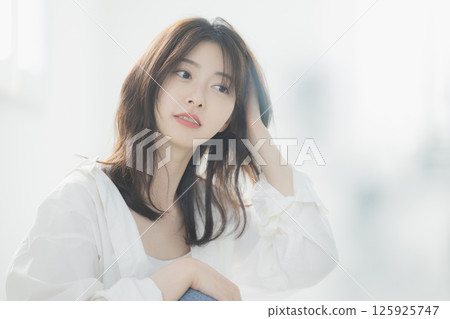 年輕女子在客廳放鬆 125925747