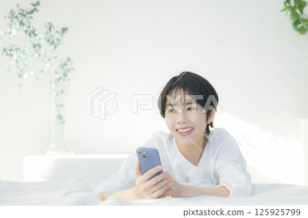 一個女人在床上放鬆 125925799