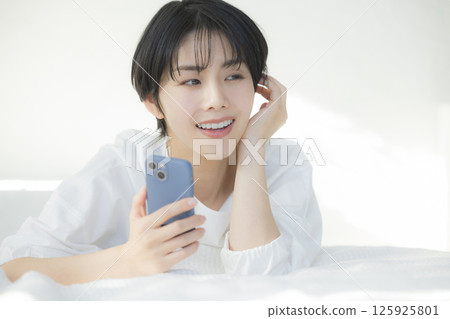 A woman relaxing in bed 125925801