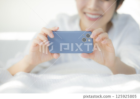 一個女人在床上放鬆 125925805