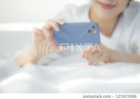 一個女人在床上放鬆 一個女人在床上放鬆 125925806