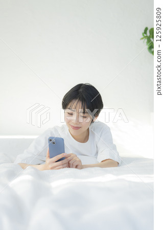 一個女人在床上放鬆 125925809