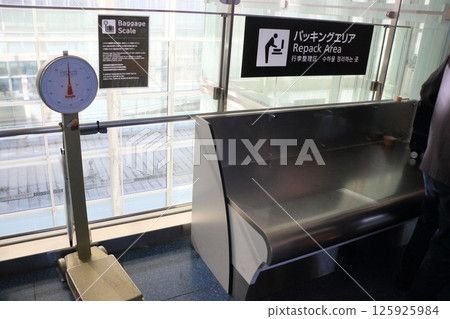羽田機場國際大廳的打包區，配有秤重秤 125925984