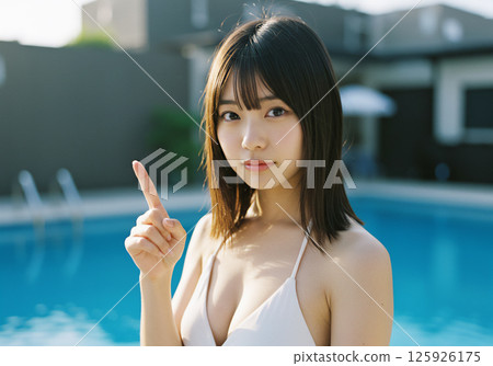 年輕女子在泳池畔放鬆 125926175
