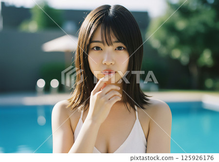 年輕女子在泳池畔放鬆 125926176