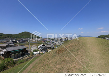 From the top of the Ouboyama Tomb in the Arioka Tomb Group in Zentsuji City, you can see the five-story pagoda of Zentsuji and Sanuki Fuji in the distance. 125926785