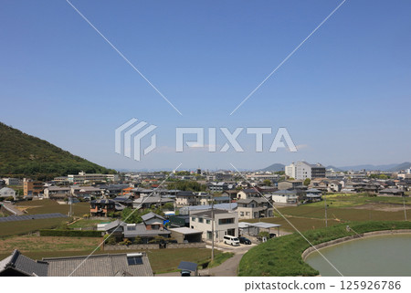 A distant view of Zentsuji's five-story pagoda from the top of the Ouboyama Tomb in the Arioka Tomb Group in Zentsuji City 125926786