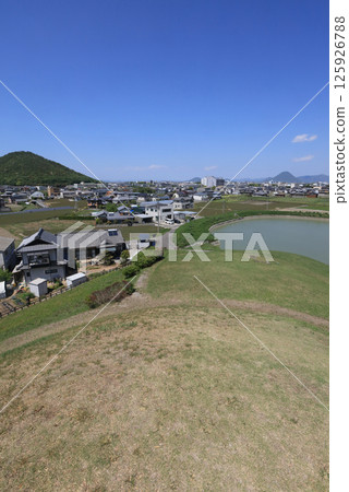 From the top of the Ouboyama Tomb in the Arioka Tomb Group in Zentsuji City, you can see the five-story pagoda of Zentsuji and Sanuki Fuji in the distance. 125926788