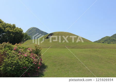 The Ouboyama burial mound of the Arioka burial mound group in Zentsuji City (Gahaishiyama is in the background on the left) The Ouboyama burial mound of the Arioka burial mound group in Zentsuji City (Gahaishiyama is in the background on the left) 125926934