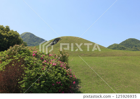 The Ouboyama burial mound of the Arioka Burial Mounds in Zentsuji City (Gahaishiyama is in the background on the left, and Fudeyama is on the right) The Ouboyama burial mound of the Arioka Burial Mounds in Zentsuji City (Gahaishiyama is in the background on the left, and Fudeyama is on the right) 125926935