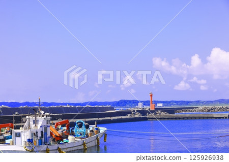 千葉縣南房總市和田町和田漁港的蔚藍大海 125926938