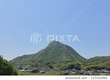 從善通寺市大寶山古墓眺望善通寺五山之一的我弼石山 從善通寺市大寶山古墓眺望善通寺五山之一的我弼石山 125926960