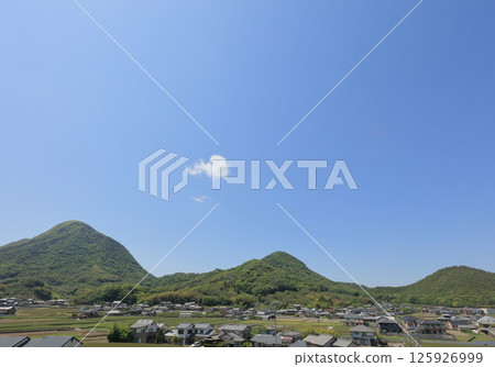 從善通寺市大房山古墓眺望善通寺五山中的三山(由左至右:我孩石山、筆之山、小色山) 從善通寺市大房山古墓眺望善通寺五山中的三山(由左至右:我孩石山、筆之山、小色山) 125926999