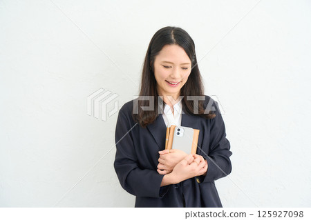 一位身穿夾克的長髮女子 125927098
