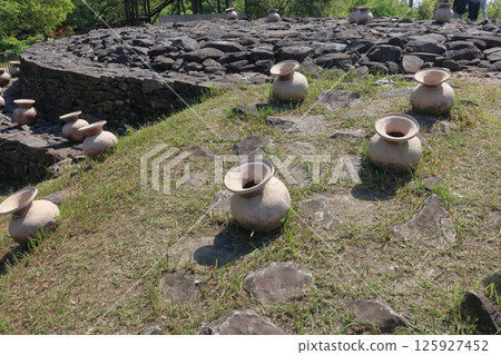位於善通寺市有岡古墳群的對馬山中坡的能田院古墳(從正面看壙丘) 位於善通寺市有岡古墳群的對馬山中坡的能田院古墳(從正面看壙丘) 125927452