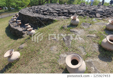 Nodain Tomb, built on the middle slope of Mount Taima in the Arioka Tomb Group in Zentsuji City (view of the circular mound from the front) Nodain Tomb, built on the middle slope of Mount Taima in the Arioka Tomb Group in Zentsuji City (view of the circular mound from the front) 125927453