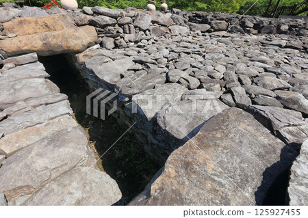 A burial facility on the mound of the Nodain Tomb, built on the middle slope of Mount Taima in the Arioka Tomb Group in Zentsuji City A burial facility on the mound of the Nodain Tomb, built on the middle slope of Mount Taima in the Arioka Tomb Group in Zentsuji City 125927455
